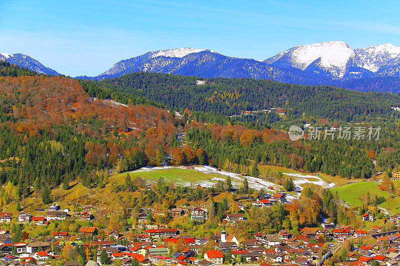 上面的米特瓦尔德阿尔卑斯村-戏剧性的风景在巴伐利亚阿尔卑斯山在德国，靠近卡温德尔山脉和奥地利边界-雄伟的高山景观在金色的秋天，戏剧性的雪山和湖泊全景