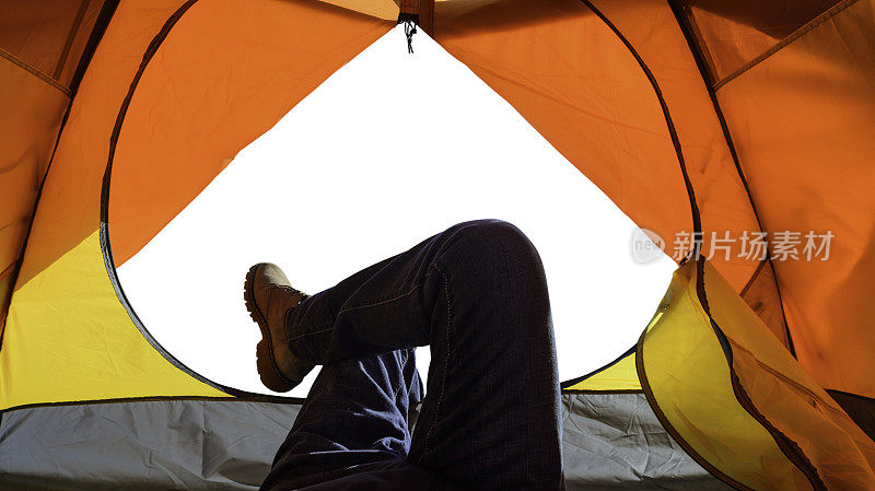 徒步旅行者在露营帐篷中放松