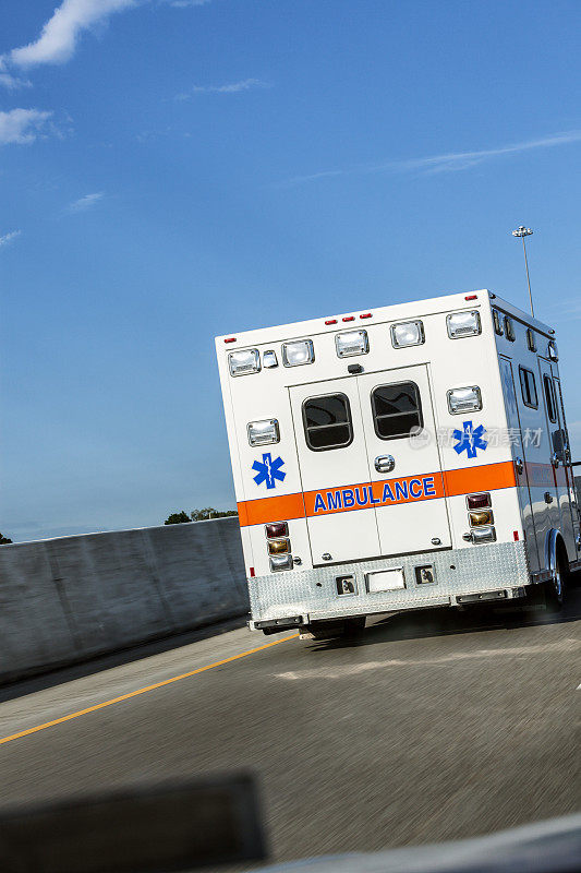 在高速公路上超速行驶的医疗急救车辆救护车