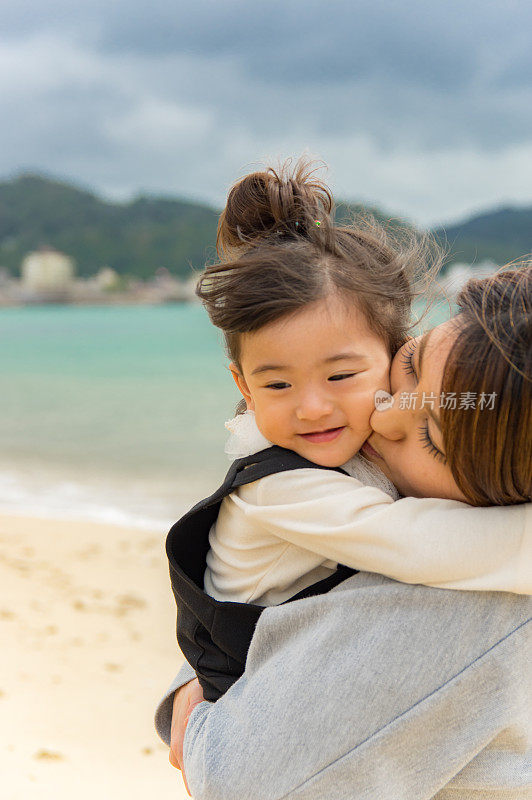 妈妈和小女孩在海滩上玩