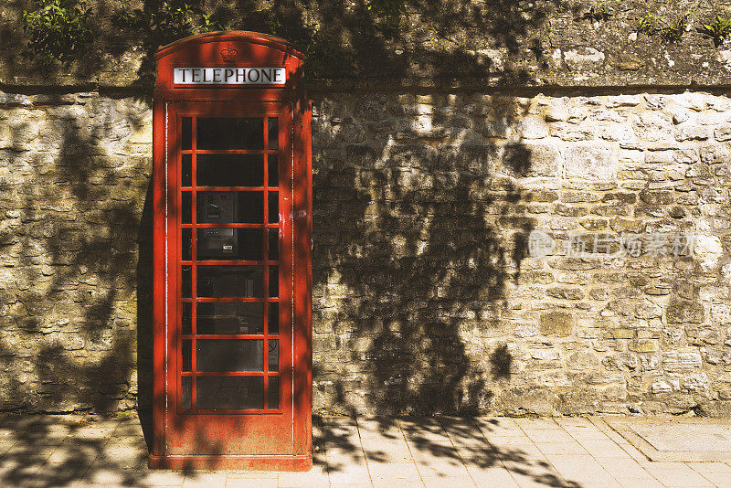 砖墙前的英国电话亭