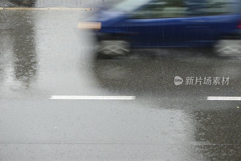 倾盆大雨时汽车在路上行驶