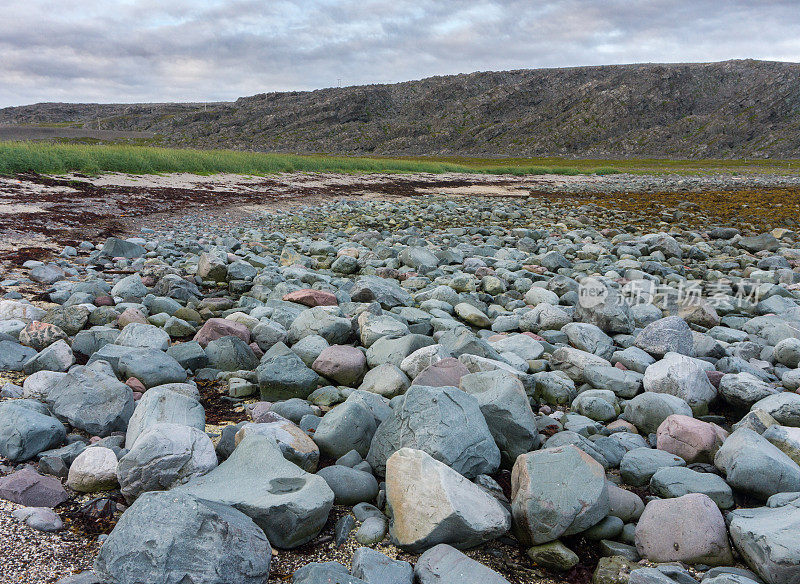 挪威芬兰人马克，巴伦支海沿岸的蓝色和粉红色的石头