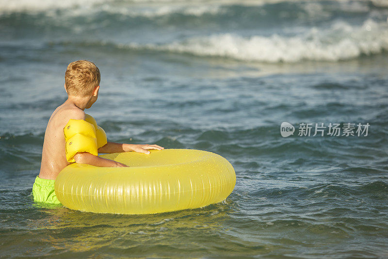 男孩在海里玩耍