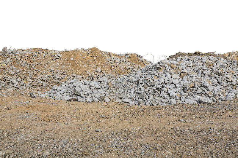 一块块的混凝土、砖块、碎石、废墟在建筑工地上孤立白色
