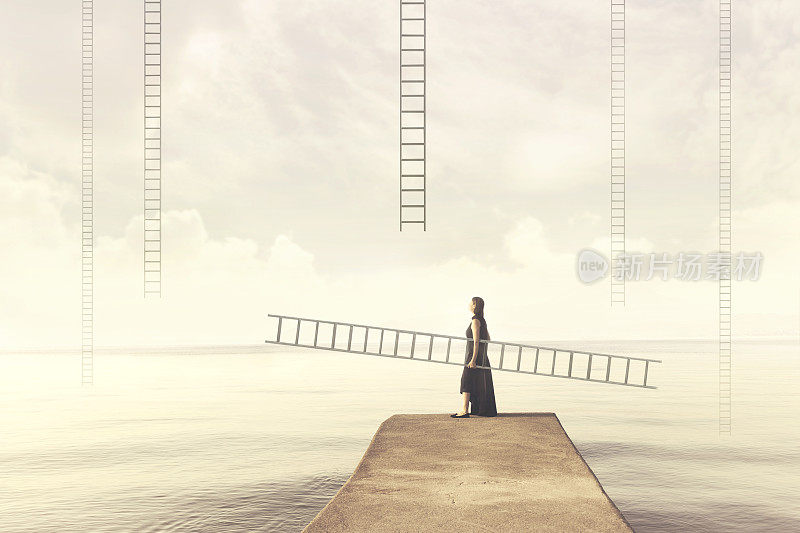 女人背着她的梯子爬向天空