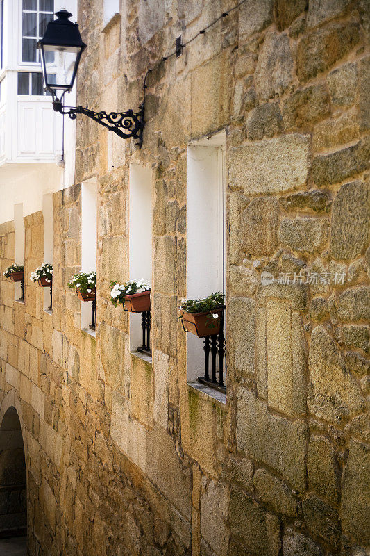 西班牙加利西亚的穆罗斯狭窄街道上古老的石头立面细节。