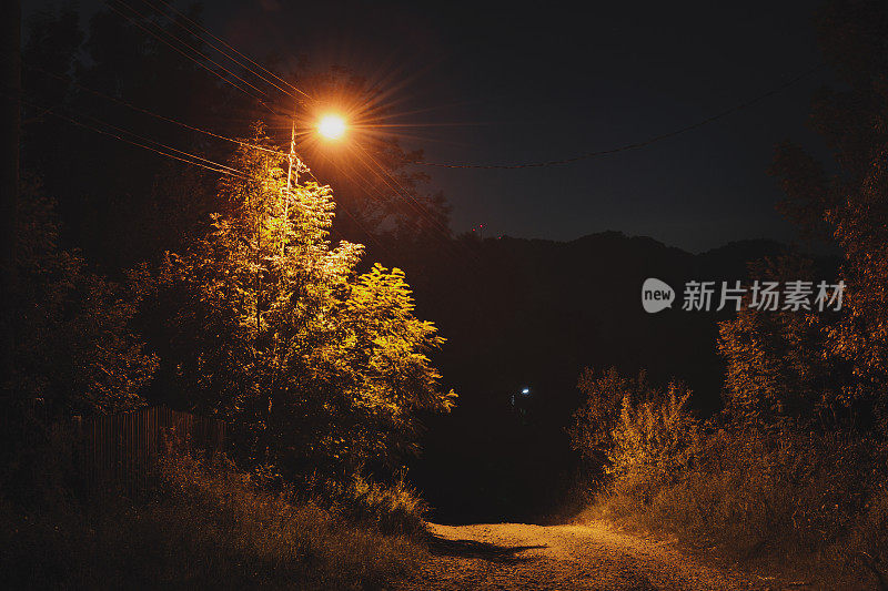 夜晚的乡村路