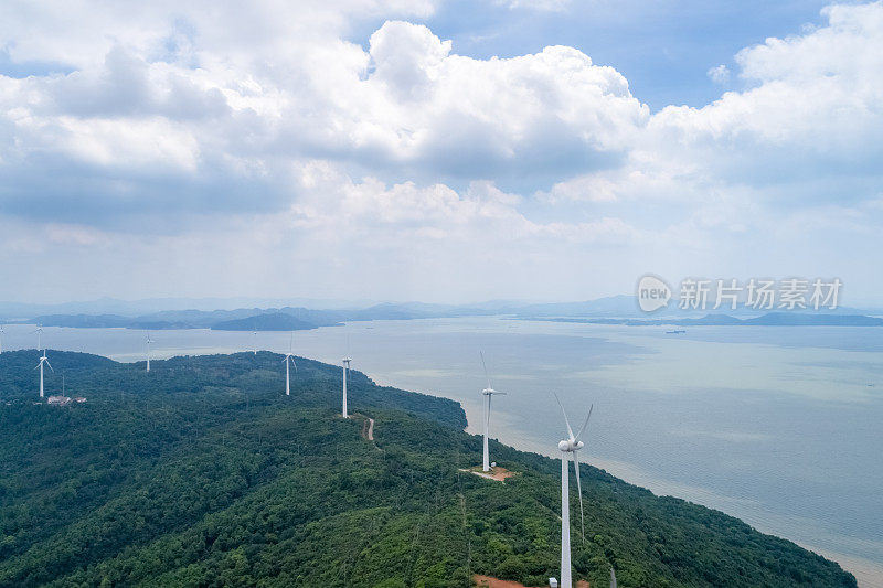 鸟瞰图风电场在湖边