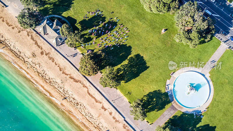 鸟瞰图阳光海滩与喷泉。奥克兰,新西兰