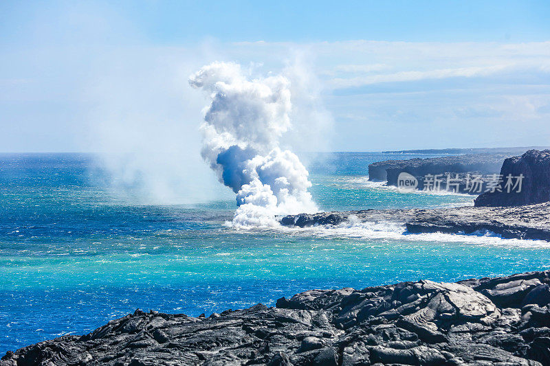 夏威夷火山国家公园，熔岩流与海洋的交汇处