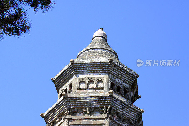 2014年4月5日，中国天津蓟县盘山景区的佛塔景观建筑