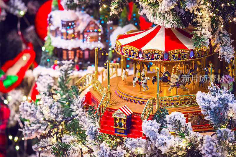 圣诞背景有新年玩具、木马、礼物和装饰品