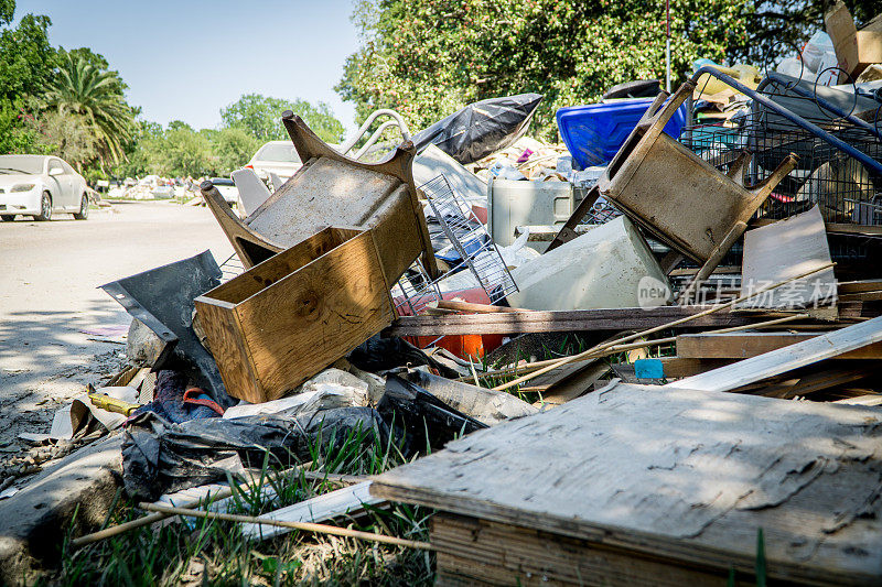 休斯顿房屋外的垃圾和碎片