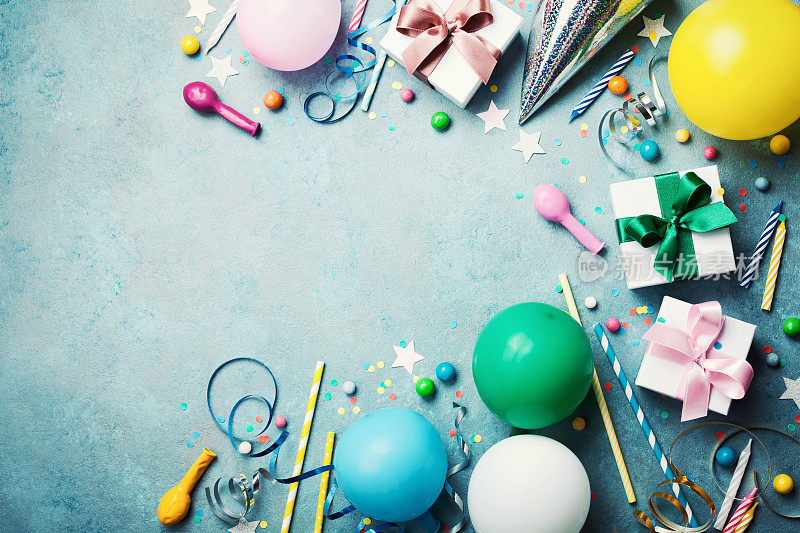 有趣的生日派对背景。彩色气球，礼盒，五彩纸屑，糖果和流光在绿松石桌顶视图。平的风格。