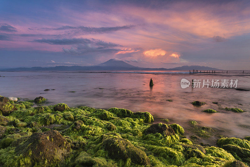 从努沙佩尼达岛，印度尼西亚，阿贡火山的日出