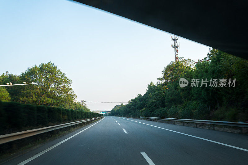 高速公路在阳光下变得模糊