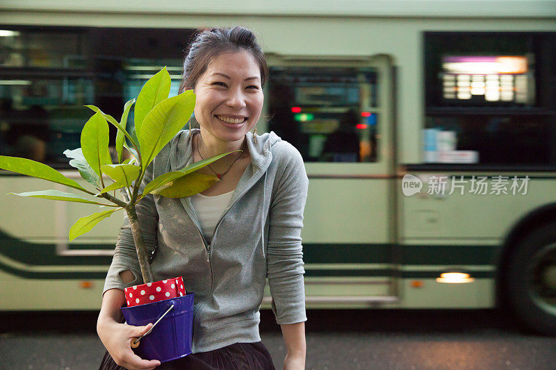 女人带着植物