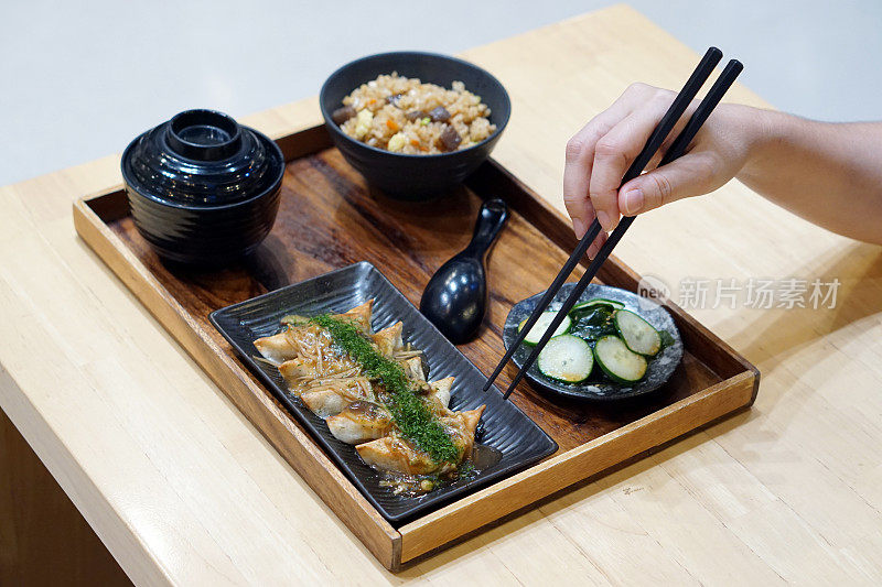 自制饺子——日本煎饺，猪肉配蘑菇和紫菜片，配米饭，味噌汤和泡菜。