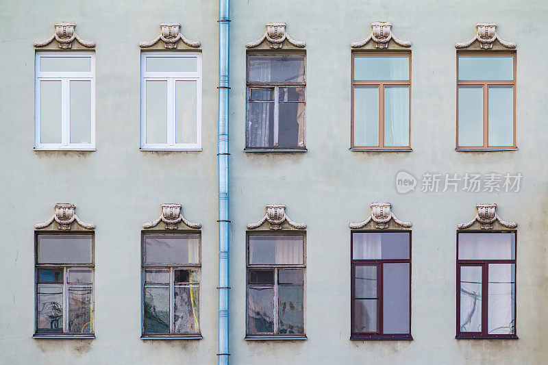 历史建筑立面上的一排排窗户