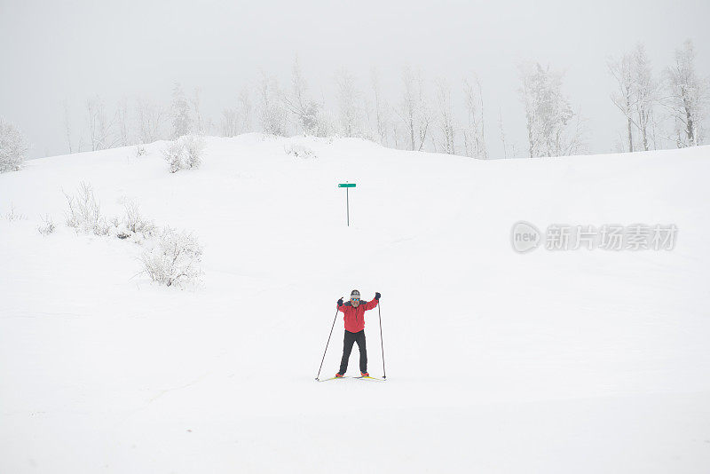 年长男子越野滑雪在欧洲阿尔卑斯山