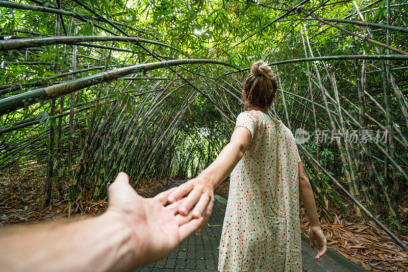 跟着我的概念，年轻的女人带着男朋友去竹林