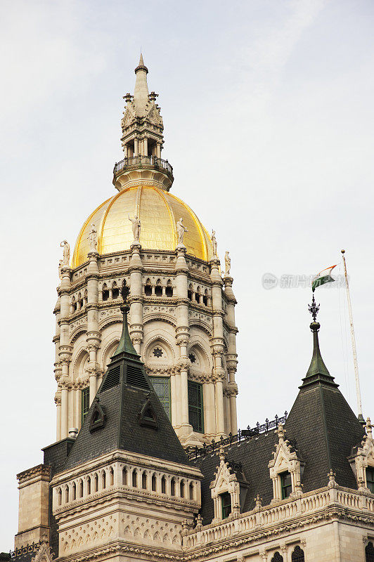 康涅狄格州议会大厦的金色圆顶建筑