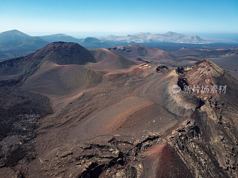 加那利群岛兰萨罗特提曼法亚国家公园的空中火山景观