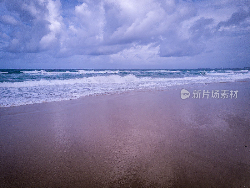 沿海岸的海浪鸟瞰图