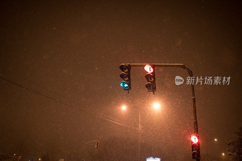 雪夜的交通灯信号