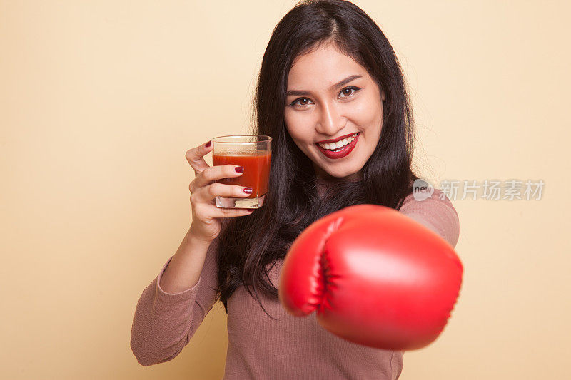 健康的亚洲女人，哑铃和番茄汁。