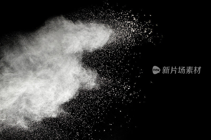 白色粉末在黑色背景上爆炸。停止白色粉末在黑色背景上的移动。发射白色粉末飞溅。