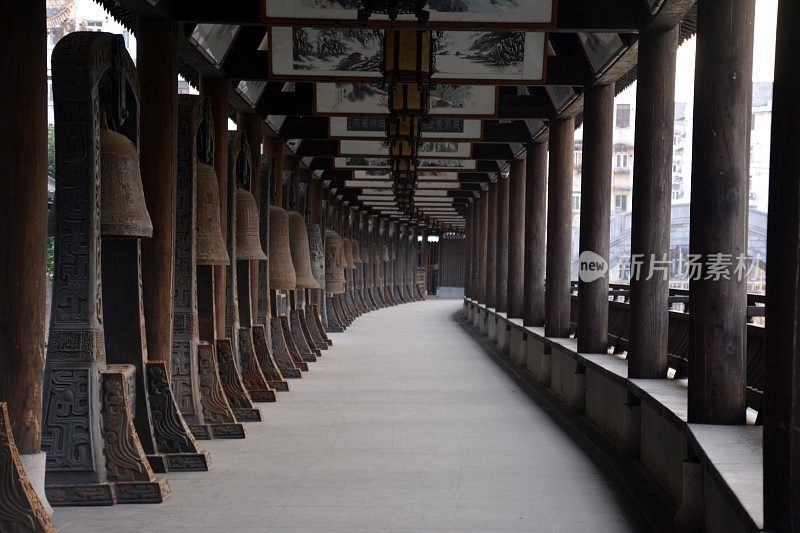 中国上海真如寺的铁铃走廊