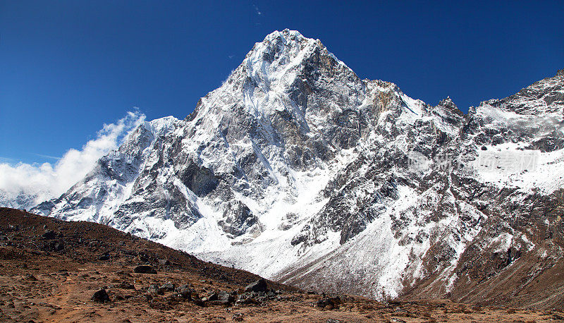 尼泊尔喜马拉雅山脉的阿拉甘山