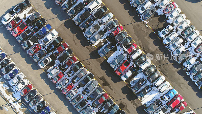 车场，在春天，许多车辆出售，鸟瞰图。