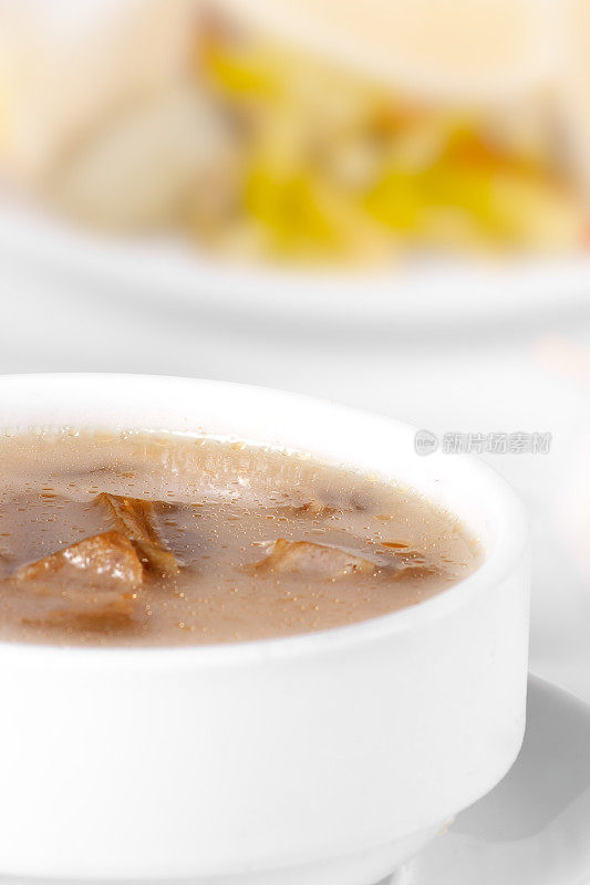 羊脚汤，传统的土耳其白碗汤