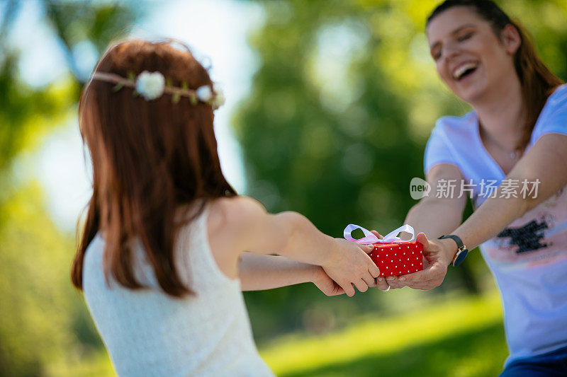 小女孩给妈妈送礼物