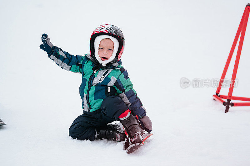 滑雪的男孩