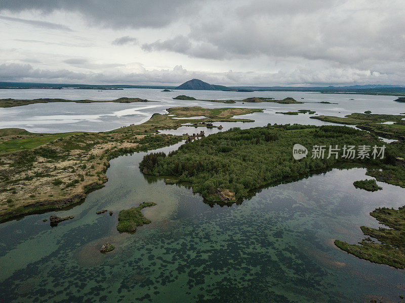 鸟瞰图的Myvatn地区在冰岛，沼泽，湖泊和道路