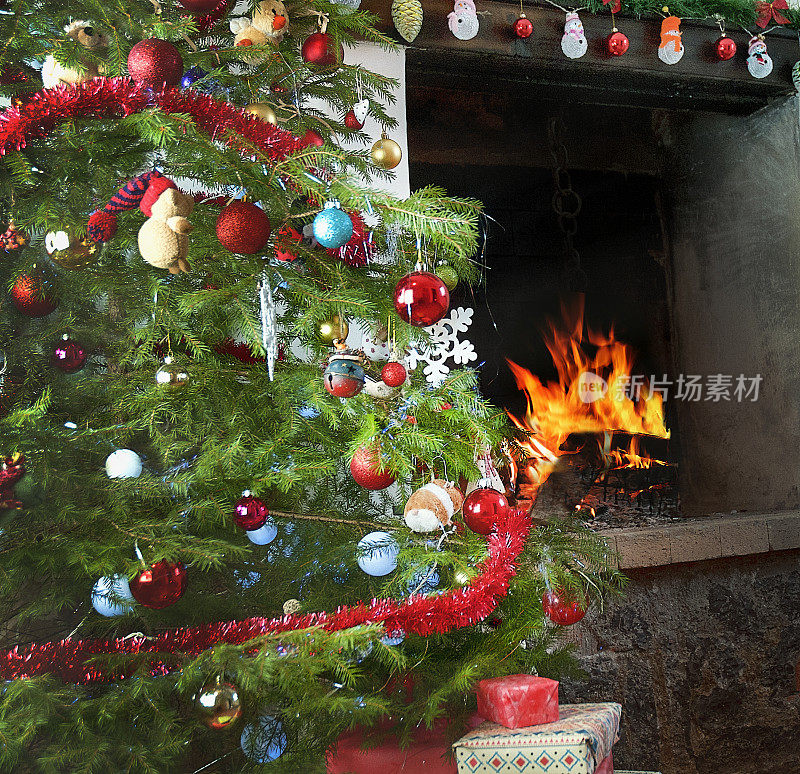 圣诞树，礼物和壁炉