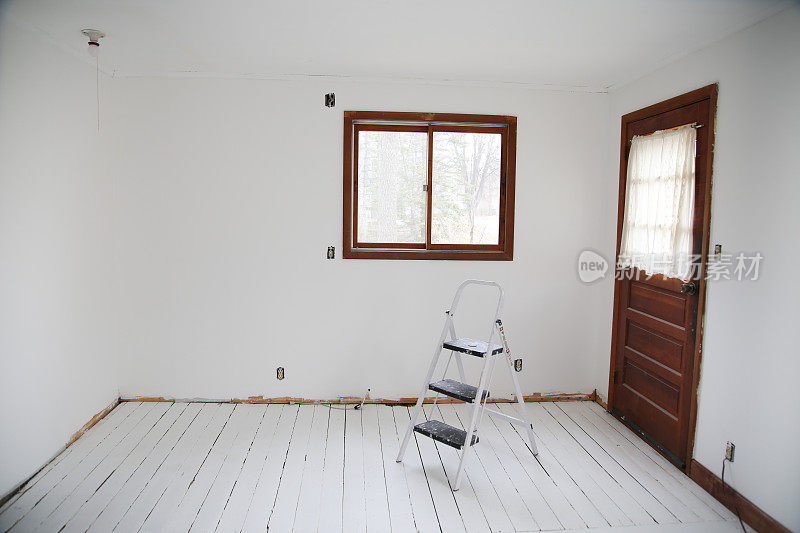 新鲜的白色油漆墙壁，白色地板，木材装饰，家庭装修