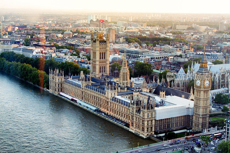 泰晤士河畔的大本钟和国会大厦的鸟瞰图