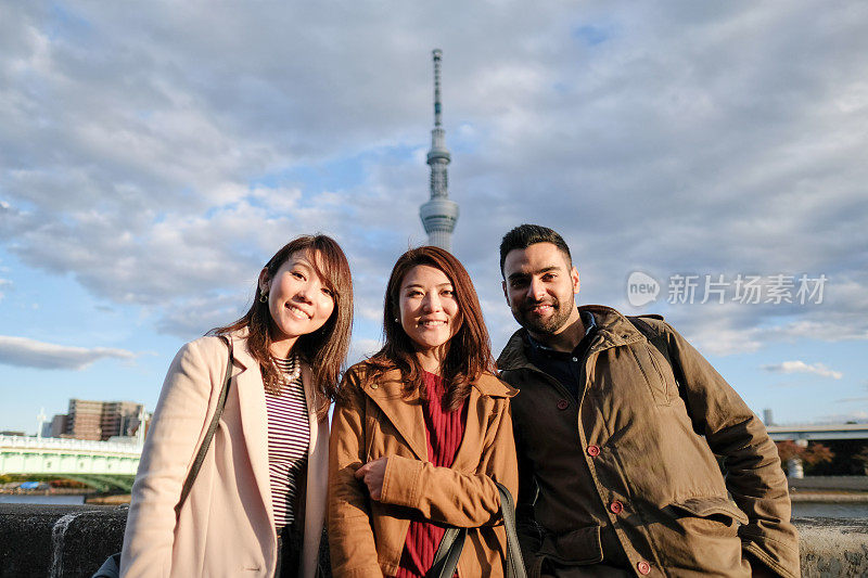 东京旅游景点的男女肖像