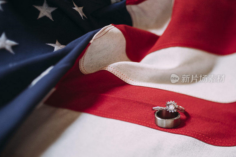 美国国旗上的订婚戒指