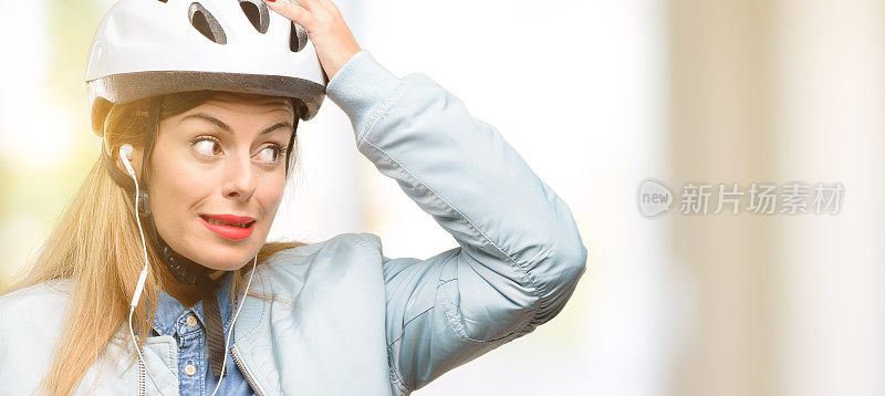 年轻女子戴着自行车头盔和耳机，疑惑的表情，困惑和疑惑的概念，不确定的未来