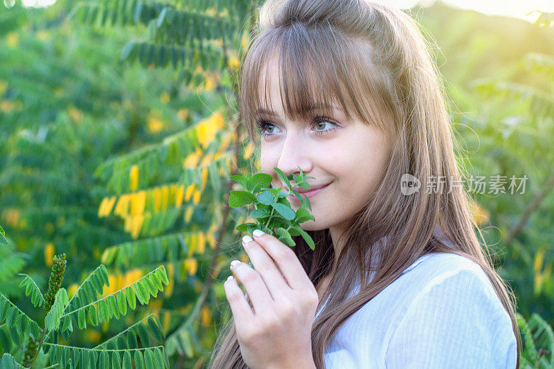 年轻女子闻薄荷味