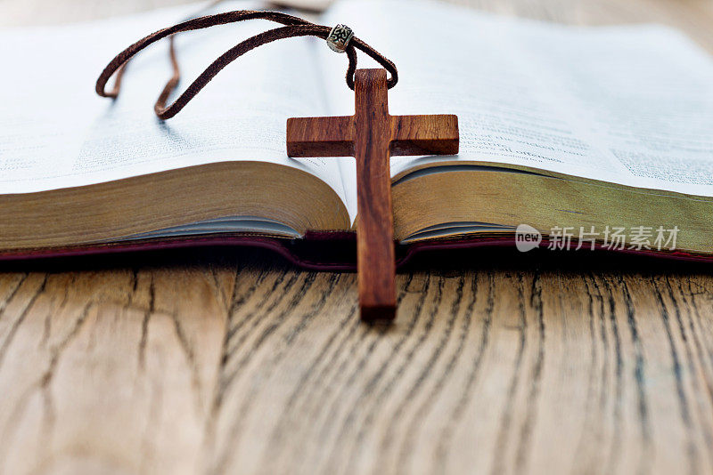 圣经和十字架放在木桌上