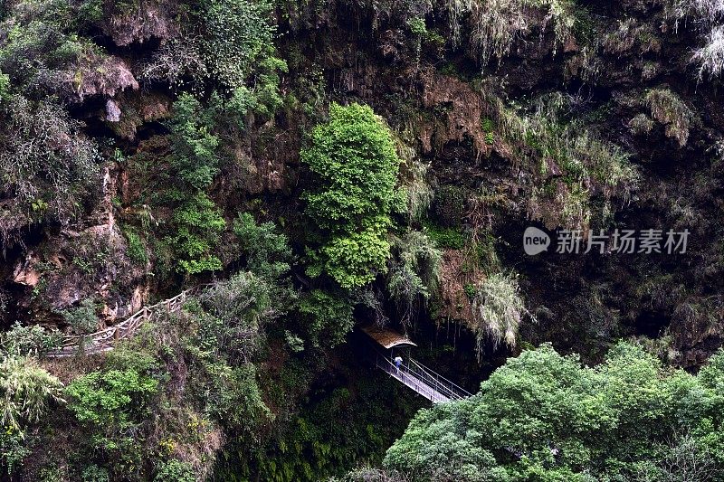 游客步行穿过峡谷