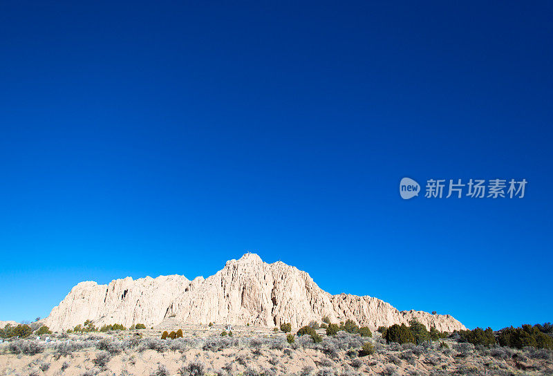 狄克逊，NM:岩石悬崖，充满活力的蓝天