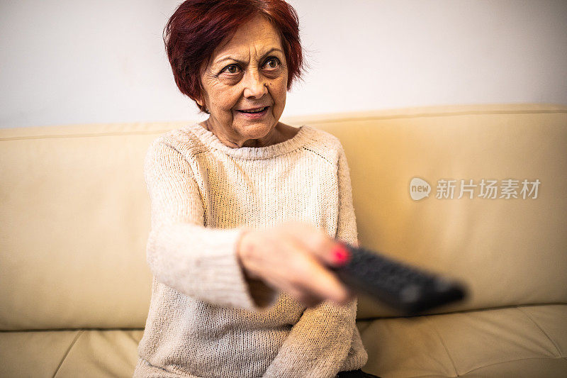 老年妇女看电视